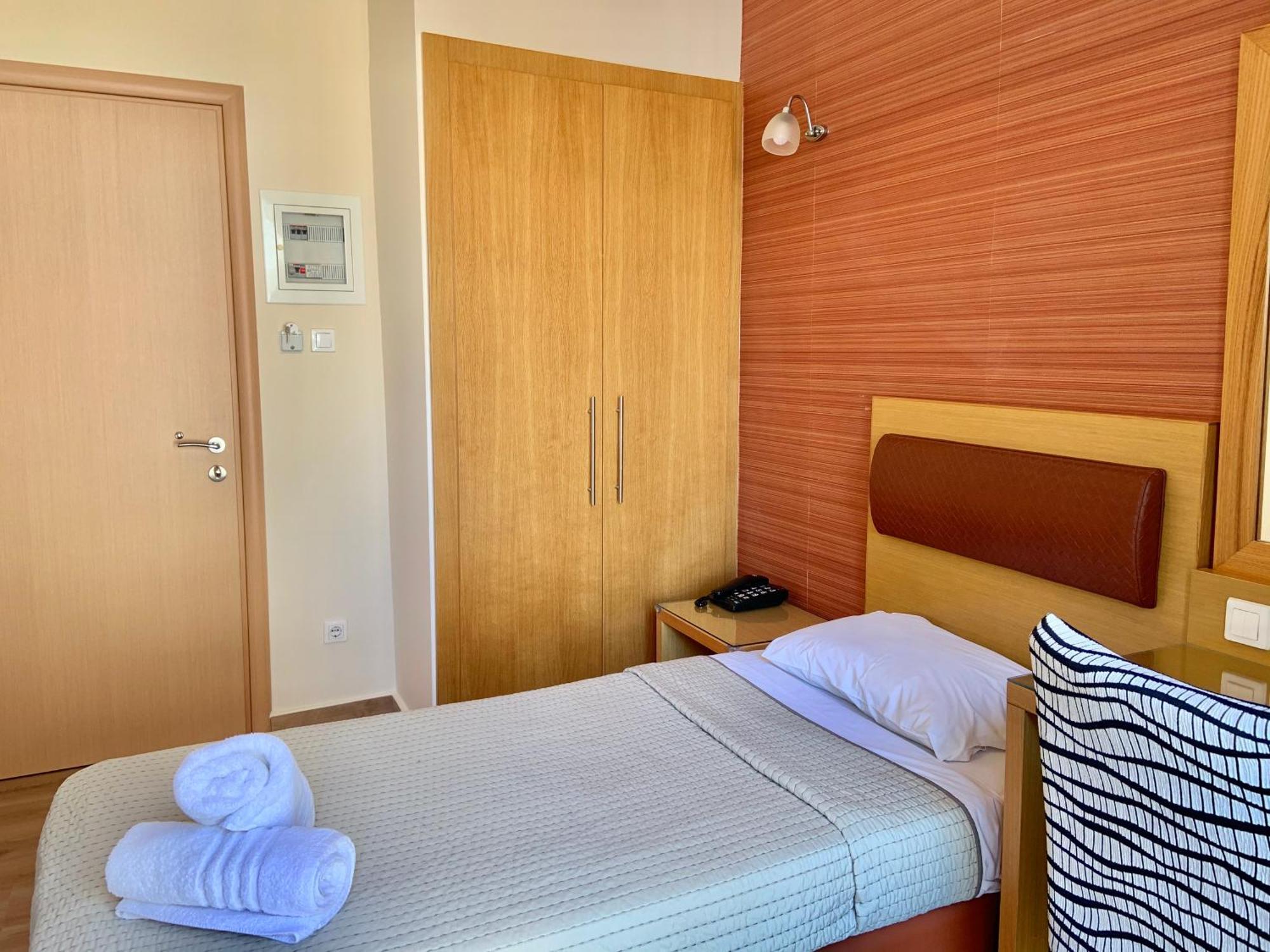 Hotel Flisvos カラマタ 部屋 写真